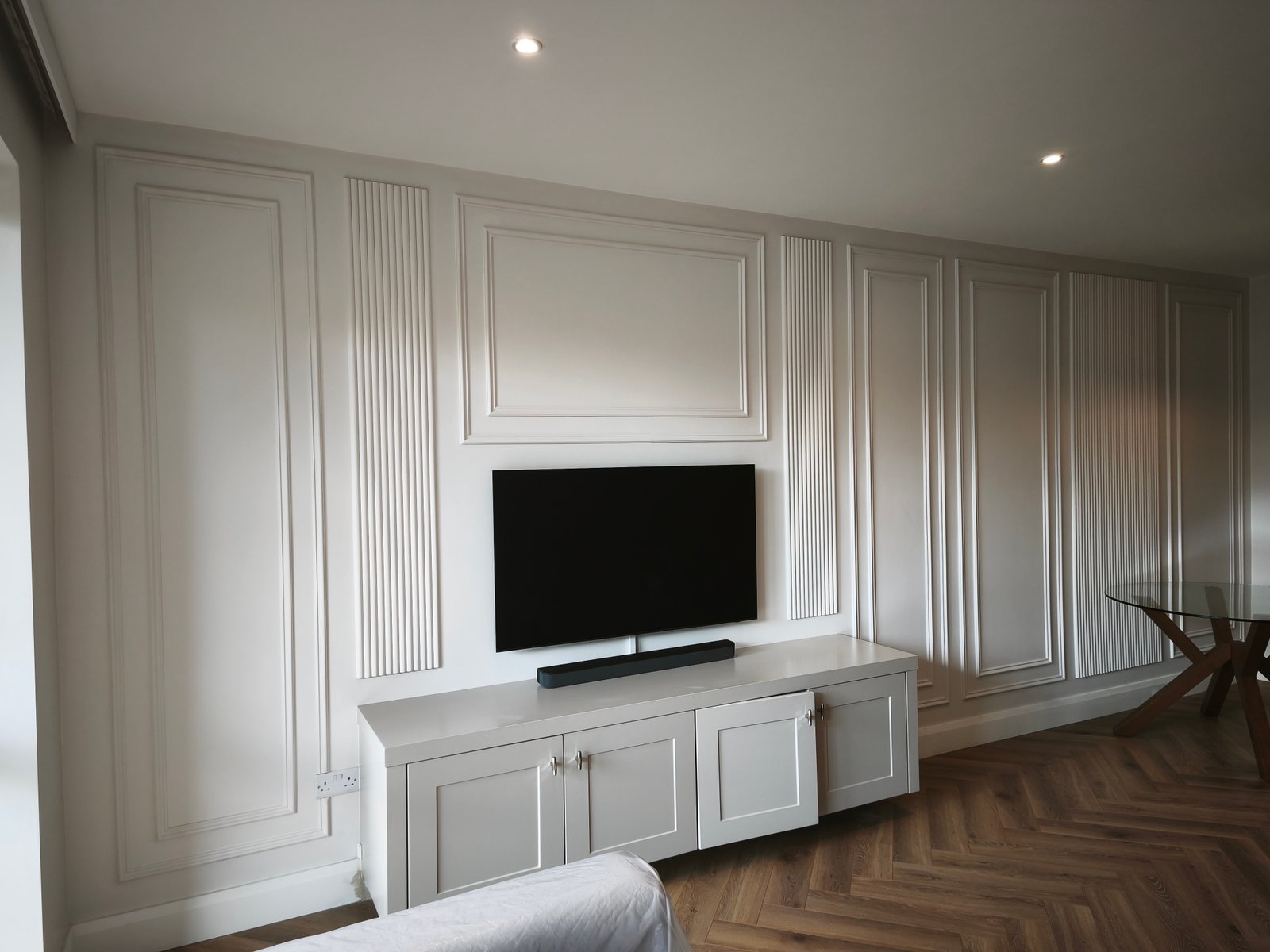 Green dining room with gold-bead panelling